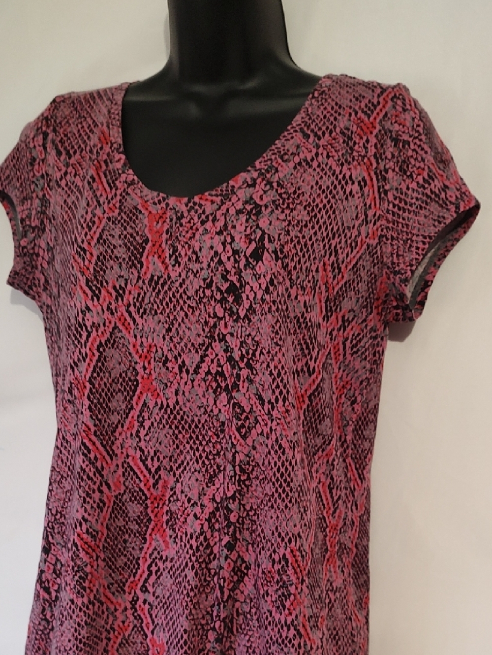 Women’s Pink Snake-Print Short Sleeve Top - Picture 3 of 8
